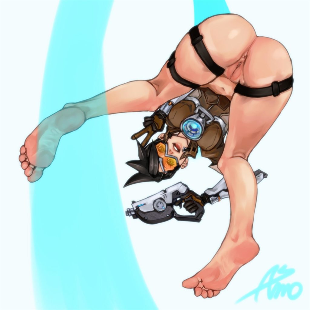 Tracer posing nude without pants